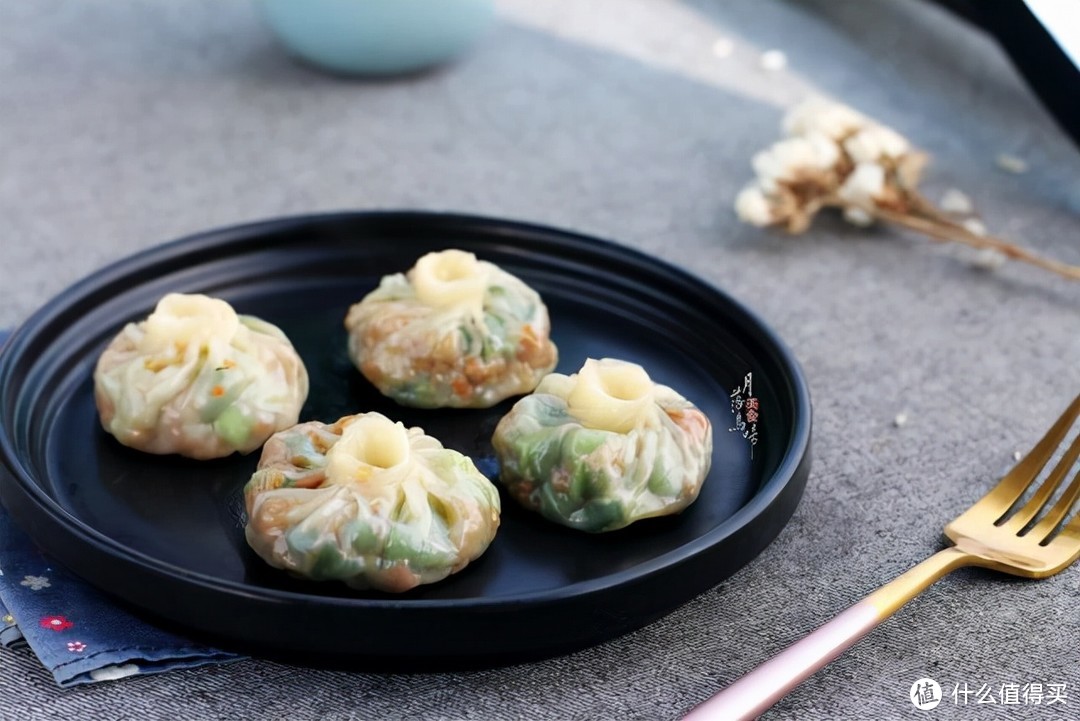 饺子皮别包饺子了,一捏一蒸10分钟,一口一个鲜到爆